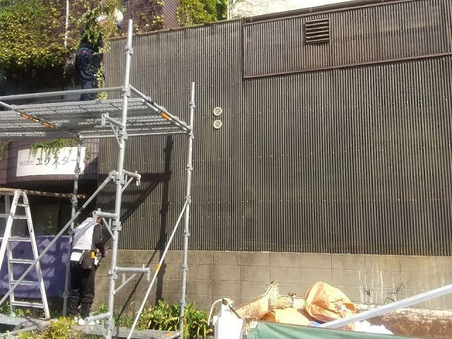 波板張り替えのために前面駐車場に移動式足場を組み立てている様子