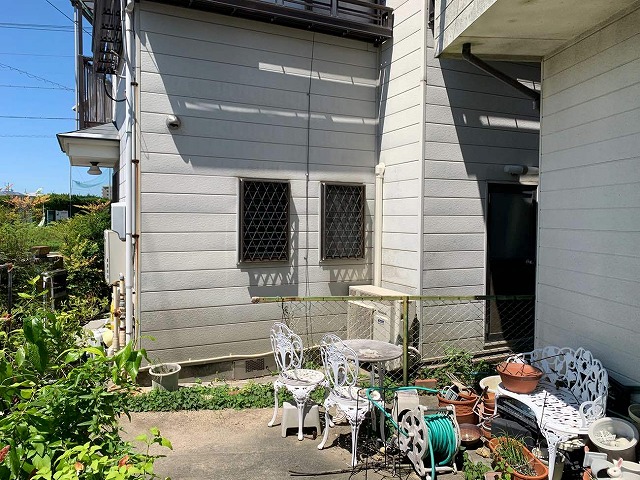 住宅外壁の金属サイディングに色あせなどの劣化症状