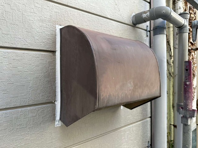 住宅の外壁に設置している換気フードの塗膜剥がれやサビ
