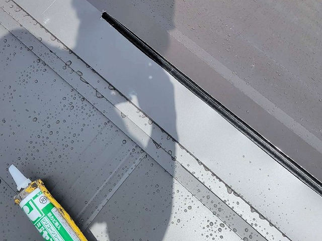 天白区　換気棟設置のために棟板金に穴をあけている様子