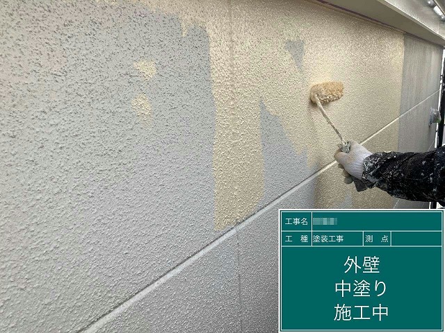 劣化したALC外壁への塗装工事の中塗り施工中