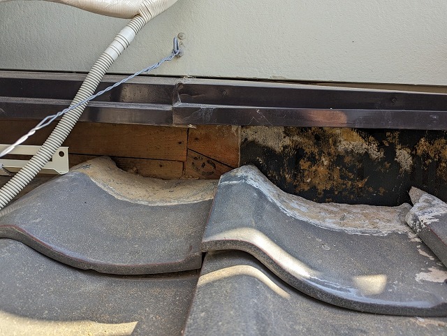 雨押え板金の下の漆喰を撤去した様子