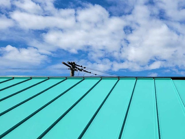 雨漏りがあった倉庫建物にガルバリウム鋼板屋根を用いたカバー工事