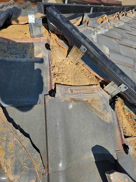 棟瓦取り直し工事で受け金物に樹脂製の垂木を設置した状況