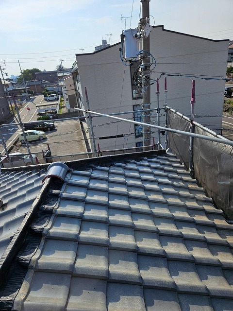 樹脂垂木を覆うように貼り付けたハイロールAIR