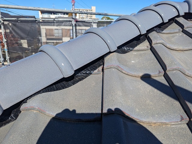 乾式面戸シートのハイロールAIRを隙間なく貼り付けて仕上げた棟瓦の様子