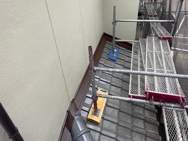 湿式工法から乾式工法に変更して雨押え板金の取り付けが完了