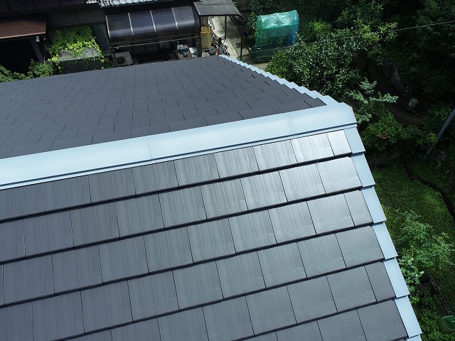 平板瓦屋根に取り付けられている棟板金の色あせ