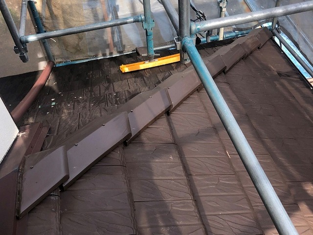 F型瓦屋根の下屋根に取り付けられている差し棟板金の瓦役物への変更が完了
