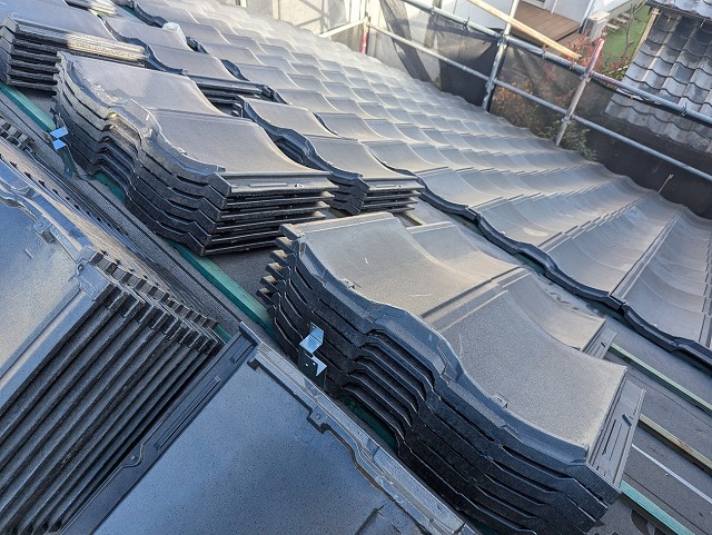 屋根軽量化リフォームのハイブリッド瓦「ルーガ雅」を用いた施工状況