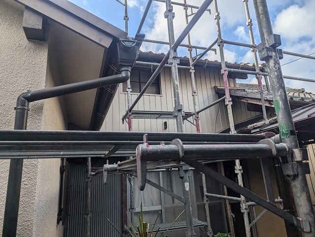 屋根の葺き替えリフォームの足場設置が完了した状況