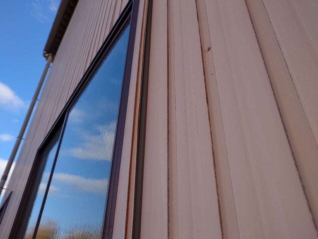 会社倉庫建物の外壁サッシまわりのコーキング打ち替えが完了