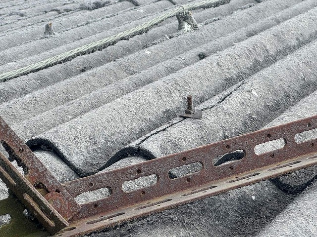 工場建物の波型スレート屋根にひび割れを確認