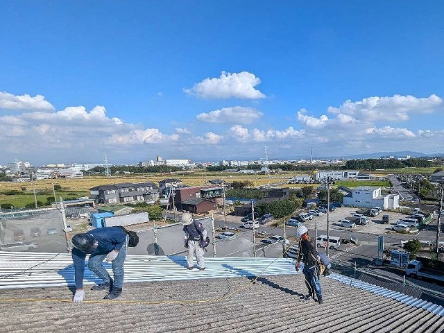 屋根カバー工法による改修工事のガルバリウム鋼板製の折板屋根施工状況