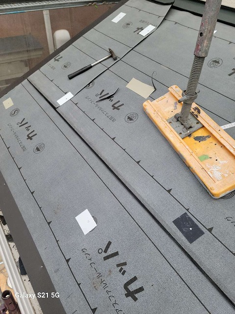 改質アスファルトルーフィングの施工後に軒先やケラバの板金役物を設置