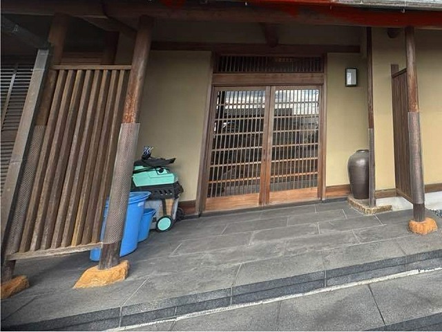 和風住宅の玄関ドアなどの木材に劣化症状を確認した現場調査