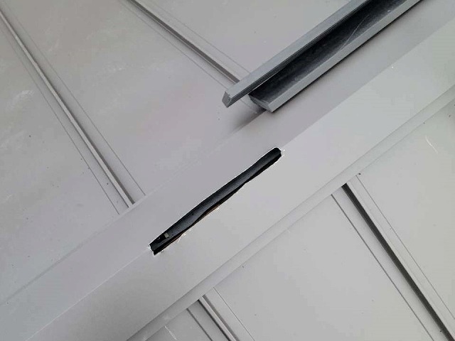 換気棟設置のために棟板金に空気孔をあけた状況