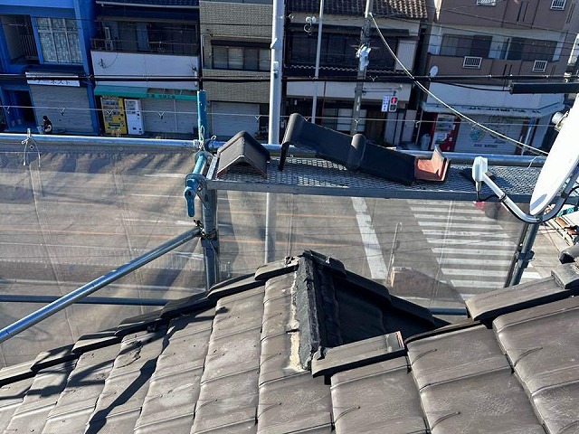 棟瓦取り直し工事で樹脂製垂木と南蛮漆喰を用いた棟瓦の土台づくり