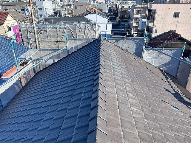 棟瓦取り直し工事で棟瓦を再設置して復旧が完了