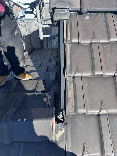 袖瓦取り直し工事で水切り板金をステンレスビスで取り付けた状況