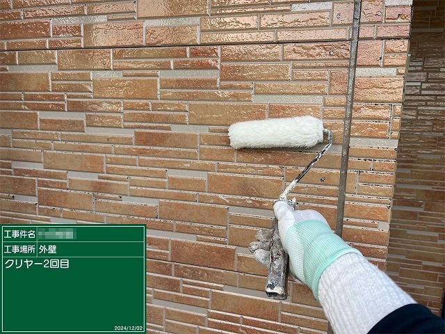 石目調サイディング外壁に対するクリヤー塗装2回目の様子