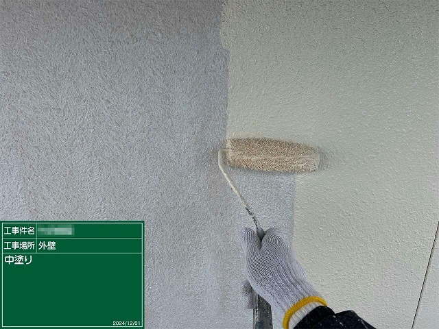 住宅外壁塗装工事の2階プレーン調サイディングへの中塗り