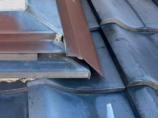 雨押え板金の下ののし瓦が抜け落ちた様子