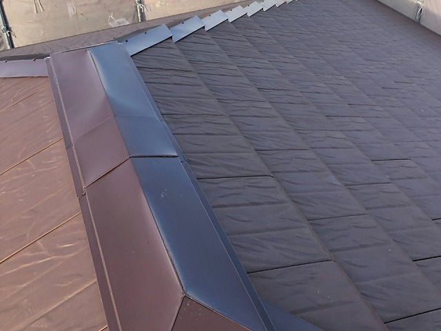 平板瓦屋根に設置されている棟板金の劣化状況