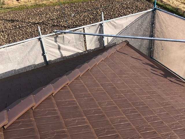差し棟板金を瓦役物に変更する工事が完了した状況