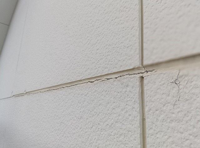 住宅の定期点検でサイディング目地のコーキングの破断を確認