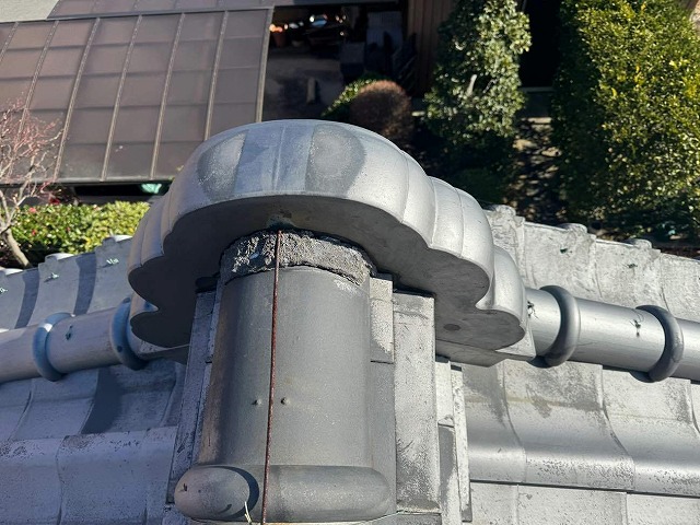 鬼瓦の漆喰が劣化して剥がれ落ちている様子