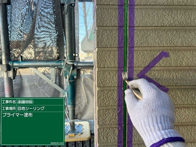 コーキング打ち替え補修のプライマー塗布