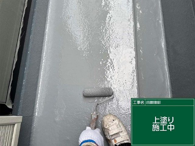 ベランダ防水トップコート塗り替え工事の上塗り施工状況