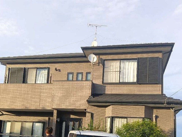 家屋点検で雨樋や鼻隠し、庇板金、土台水切りなどの劣化状況を確認