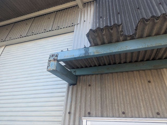 波型スレートの庇に割れを確認した現場調査