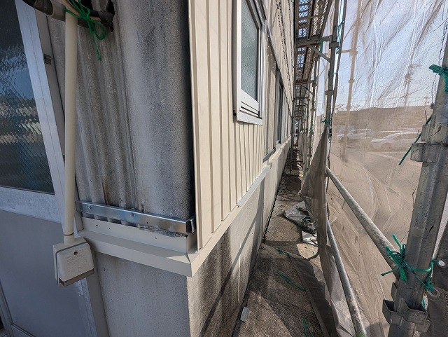 倉庫建物の波型スレートに対する外壁カバー工法の水切り取り付け状況