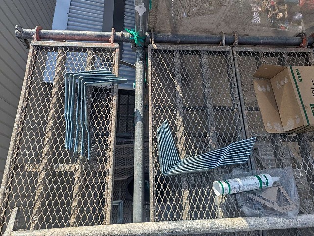 倉庫屋根カバー工事で使用するケラバ押さえ金物