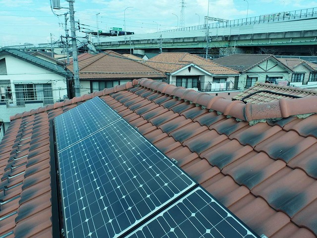 モニエル瓦仕上げの屋根の劣化状況を確認した現場調査