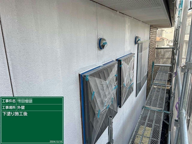 住宅外壁塗装工事の窯業系サイディングへの下塗りが完了