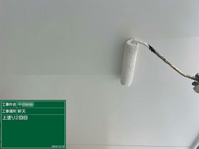 住宅外壁塗装工事の軒天塗装2回目施工