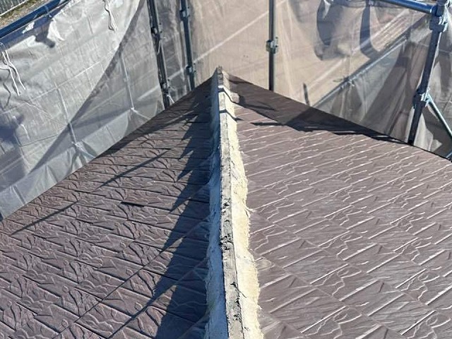 棟瓦取り直し工事で既存棟瓦の取り外しが完了して土台が露わになった状況