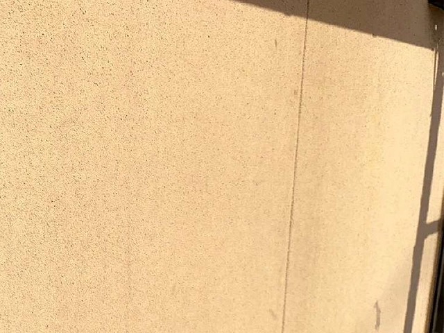 家屋点検でサイディング外壁の色あせやカビの発生を確認