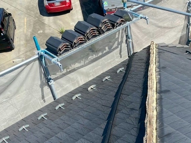 名古屋市緑区　棟瓦取り直し工事の既存棟瓦を取り外して足場上に仮置きしている状況