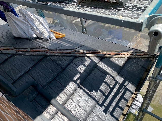 棟瓦取り直し工事の下屋根の土台部分の解体工程