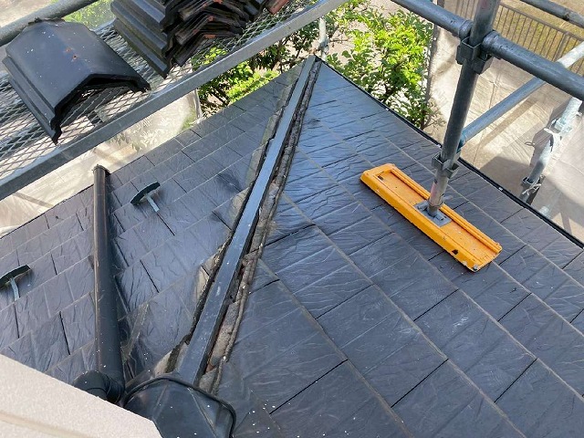 屋根棟瓦取り直し工事で樹脂製垂木の取り付けが完了