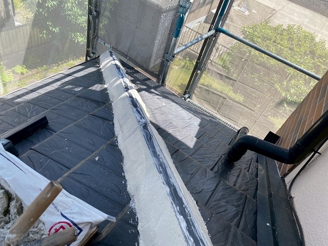 名古屋市緑区　下屋根の棟瓦取り直し工事の南蛮漆喰による土台部再構築