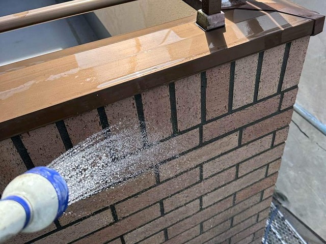 乾式タイル目地込み工事のタイル表面の清掃工程