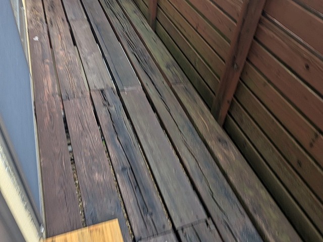 住宅の外壁に設置されている木製造作ベランダ床の劣化状況