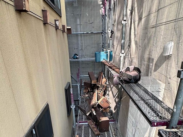 住宅雨漏り修理の木製造作ベランダの解体施工