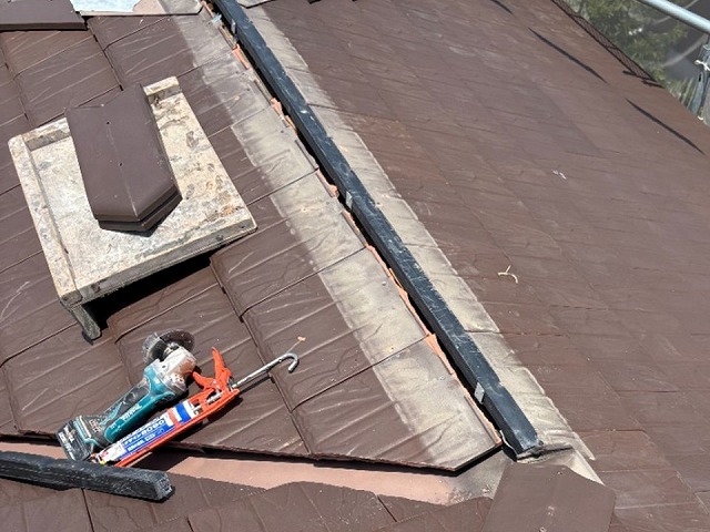 日進市　棟役物取り替え工事の樹脂製垂木の取り付け状況